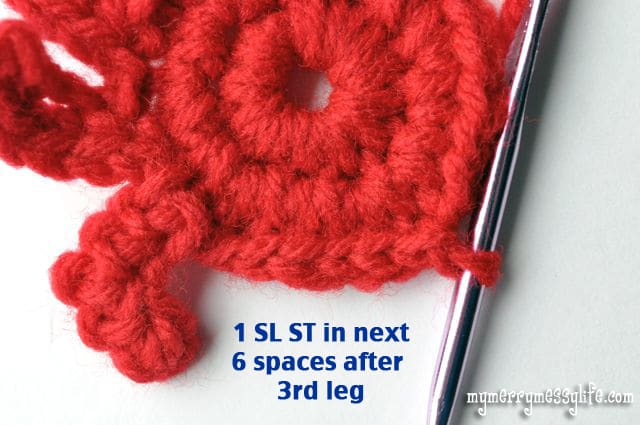 Crochet Crab Applique - The slip stitch after leg 3