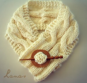 Knitted Cabled Neck Warmer by Lanas e Hilos