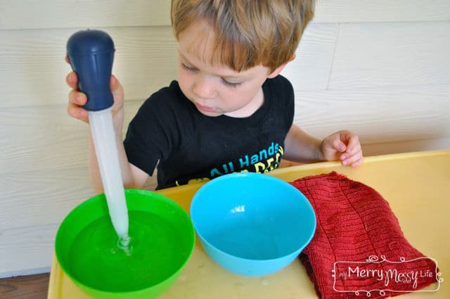 My Merry Messy Life: Montessori Water Transfer Tray with a Turkey Baster for Preschoolers