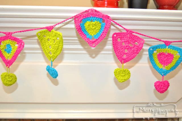 Free Crochet Pattern for a Sweetheart Bunting - perfect decoration for Valentine's Day!